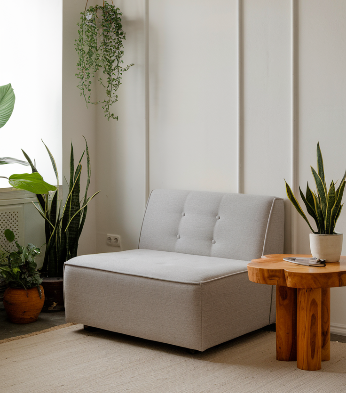 Sofa dengan sandaran abu-abu dan meja kopi kayu